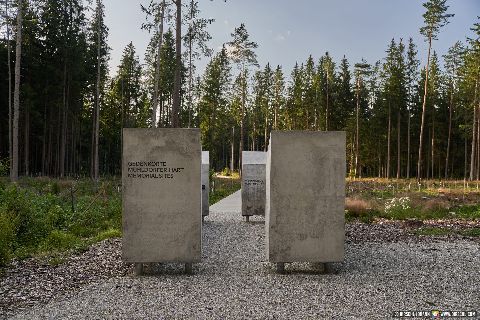 Gemeinde Mühldorfer_Hart Landkreis Mühldorf Massengrab (Dirschl Johann) Deutschland MÜ